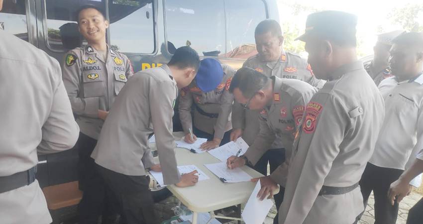 Kurang lebih 101 personel Polres Boalemo, baik itu perwira maupun bintara, diperiksa oleh Tim Bid Propam Polda Gorontalo, mulai dari kelengkapan pribadi hingga tes urine.
