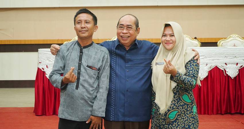 Satu dari dua pasangan ASN yang rujuk setelah dibina Wali Kota Gorontalo, Adhan Dambea, Jumat (11/7/2025). (Foto: Prokopim Pemkot Gorontalo)