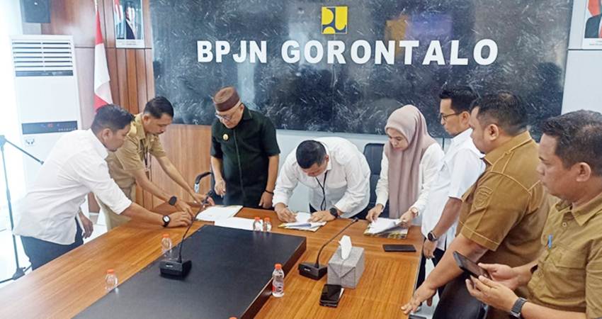 PENANDATANGANAN. Bupati Gorontalo Sofyan Puhi saat melakukan penandatangan bersama Kepala BPJN.