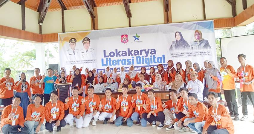 Apris Nawu bersama pegiat literasi lainnya saat berfoto bersama dalam kegiatan lokakarya literasi digital, (F. Saraswati Usman/mahasiswi magang UNG)