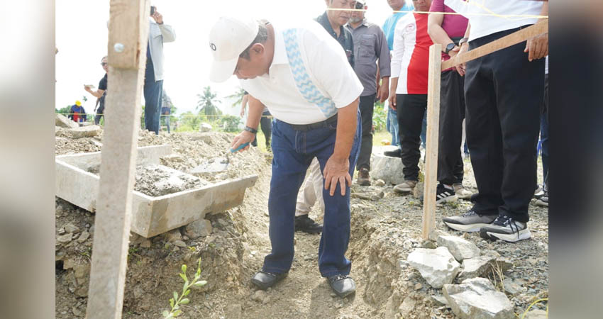 Wali Kota Gorontalo, Adhan Dambea ketika meletakkan batu pertama pembangunan perumahan ASN, Ahad (6/7/2025). (Foto: Prokopim)