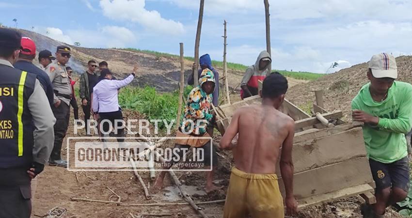 Pembongkaran alat pertambangan di lokasi Peti yang ada di Desa Saripi, Kecamatan Paguyaman Kabupaten Boalemo, Kamis (17/7/2025)( Foto : Roy/Gorontalo Post)