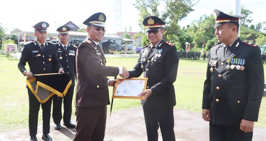 Kapolsek Wonosari, Iptu Zulkifli Saeng,S.H mendapatkan penghargaan atas pengungkapan Miras terbanyak di wilayah Polres Boalemo.