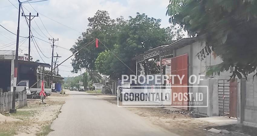 PORTAL - Salah satu titik ruas Jalan di Desa Karya Baru KecamatanAsparaga Kabupaten Gorontalo yang dipasangi portal untuk menghentikan truk pengangkut tebu milik PT PG Gorontalo yang melintasi Kawasan tersebut. (Foto: Roy/Gorontalo Post)