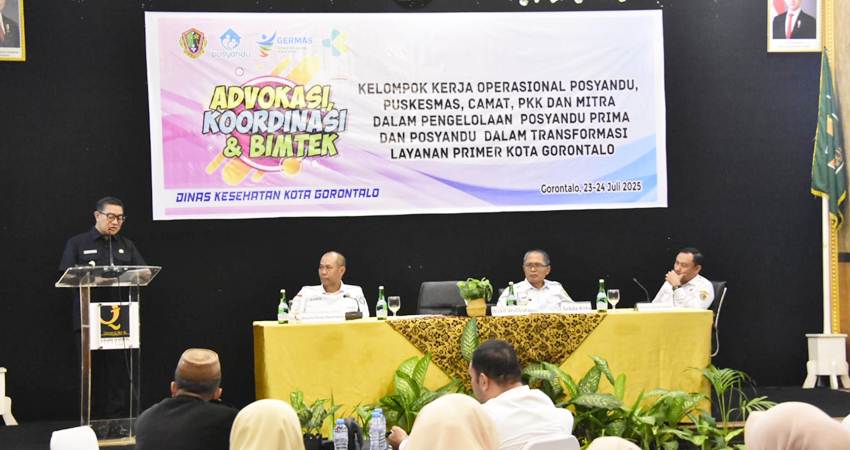 Wakil Wali Kota Gorontalo, Indra Gobel ketika memberikan sambutan pada kegiatan Advokasi, Koordinasi, dan Bimtek Pokjanal Posyandu 2025, yang berlangsung Rabu 23 Juli 2025 di Grand Q Hotel. (Foto: Prokopim)