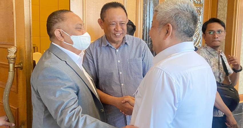 MAKIN KOMPAK - (dari kiri) Anggota DPR RI Rusli Habibie, Gubernur Gusnar Ismai, dan Mantan Kajati Gorontalo Firdaus Dawilmar, saat bertemu di Jakarta, Senin (7/7). (foto : istimewa)