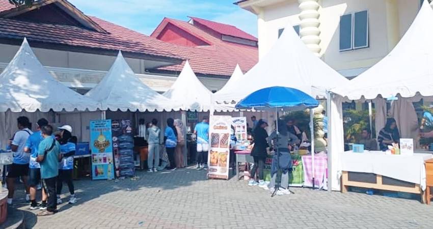 Booth UMKM saat pelaksanaan event AIR Fun Run 2025. (Foto: Kominfo)