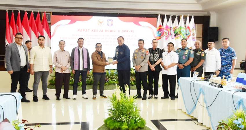 Foto bersama Gubernur Gusnar Ismail dan Forkopimda dengan Ketua dan Anggota Komisi II DPR RI usai rapat kerja yang membahas RUU tentang Kabupaten dan Kota Gorontalo di aula rumah jabatan gubernur, Kamis (17/7). (Foto : Haris / diskominfotik)