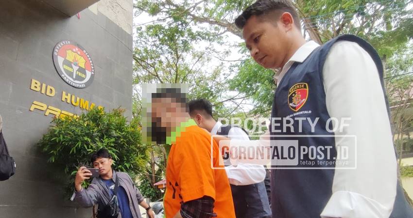 Direktur Reserse Kriminal Khusus (Dir Reskrimsus) Polda Gorontalo, Kombes Pol. Maruly Pardede didampingi Kabid Humas, Kombes Pol. Desmont Harjendro Agitson Putra,S.I.K,M.T, saat memberikan keterangan pers terkait dengan kasus dugaan korupsi kredit KUR. (F. Natha/ Gorontalo Post)