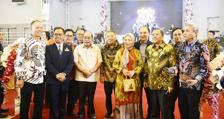 Wali Kota Gorontalo, Adhan Dambea ketika menghadiri peresmian Hulonthalo Ballroom.