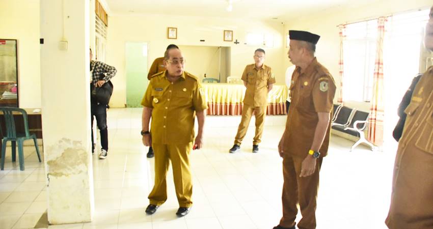 Wali Kota Gorontalo, Adhan Dambea ketika melakukan Sidak di salah satu kantor kelurahan, Selasa (29/7/2025). (Foto: Prokopim)