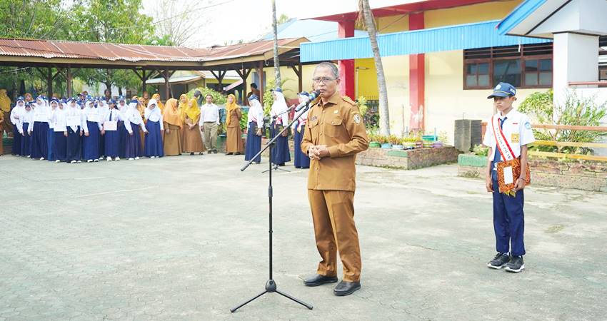 Sekda Kota Gorontalo, Ismasil Madjid ketika memberikan sambutan pada pembukaan MPLS di salah satu SMP di Kota Gorontalo, Senin (14/7/2025). (Foto: Prokopim)