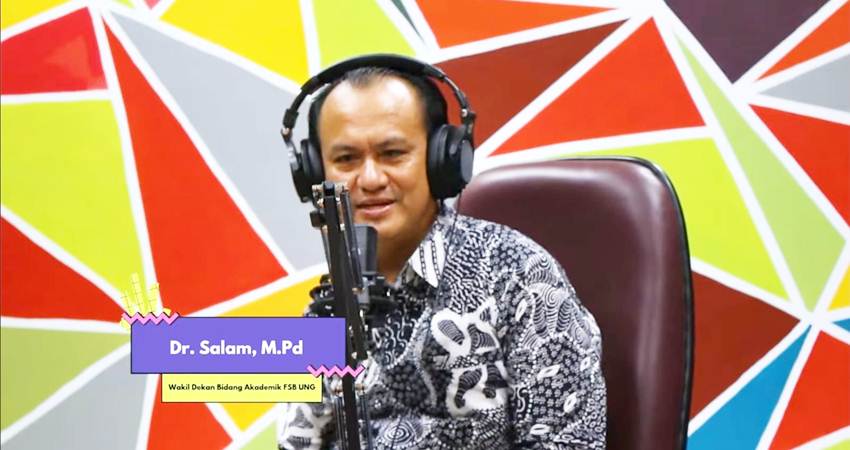 Wakil Dekan Bidang Akademik FSB UNG, Dr. Salam, M.Pd., saat menjadi narasumber dalam Podcast Ruang Temu. (F. Tangkapan Layar di Channel Ruang Temu)