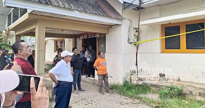 DIRUSAK - Wali Kota Gorontalo, Adhan Dambea saat meninjau kantor Satpol PP Kota Gorontalo yang diserang sekelompok orang, Ahad (6/7) dini hari. (foto : rendi / gorontalo post)