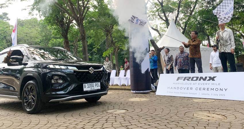 Pemesan Suzuki Fronx mulai menerima pesanannya, di mana serah terima dilakukan secara serentak di berbagai Kota Tanah Air. (reza/disway)
