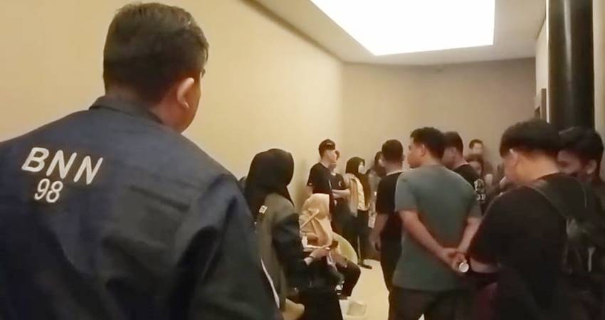 Tim gabungan yang terdiri dari personel Satuan Polisi Pamong Praja (Satpol PP) dan BNNK Gorontalo, melakukan penggrebekan di tempat hiburan malam serta test urine di tempat bagi para pengunjung dan juga karyawan.