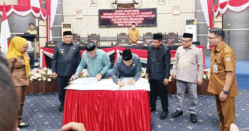 TANDA TANGAN. Bupati Gorontalo Sofyan Puhi didampingi Wakil Bupati Tony Junus bersama pimpinan DPRD menandatangi nota kesepakatan KUA-PPAS APBD-P 2025