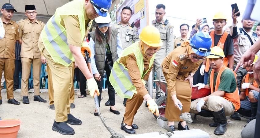 Gubernur Gorontalo Gusnar Ismail, dan Wakil Gubernur Idah Syidah bersama Camat Kota Timur, melakukan pencanangan kelanjutan proyek kanal tanggidaa, di Jln Hos Cokroaminoto, Kota Gorontalo, Senin (14/7). (foto : dok / pupr)