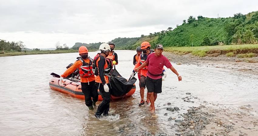 Evakuasi dilakukan oleh tim gabungan, setelah korban ditemukan terapung di Sungai Paguyaman.