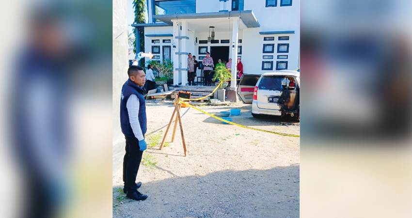 Aparat kepolisian saat melakukan olah TKP di kediaman anggota legislatif (Aleg) DPRD Kabupaten Gorontalo, Tony Y Harun.