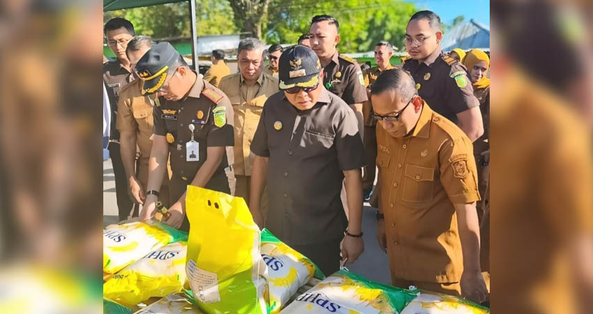 TINJAU. Bupati Gorontalo Sofyan Puhi didampingi Kajari Limboto Abvianto Syaifullah saat turun langsung mengecek harga di pasar tradisional Limboto, selasa (28/7/2025)