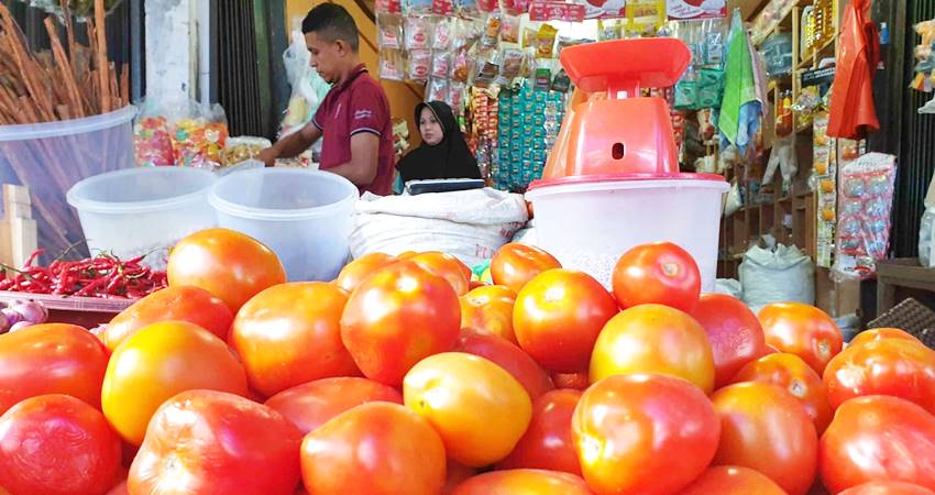 Pedagang di pasar saat melayani pembeli.