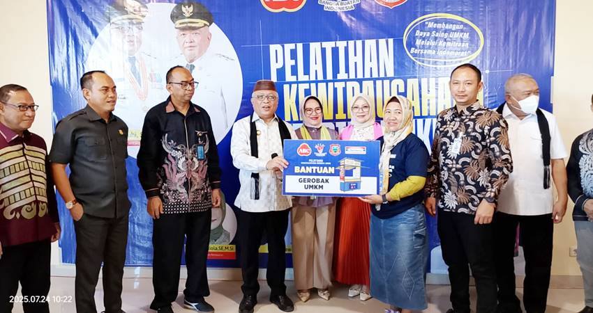SIMBOLIS. Bupati Gorontalo Sofyan Puhi didampingi Ketua TP PKK Maryam Puhi Pago dan Wakil Bupati Tony S Junus, Deputi Branch Manage Indomaret Cabang Manado saat menyerahkan bantuan gerobak UMKM dari Indomaret