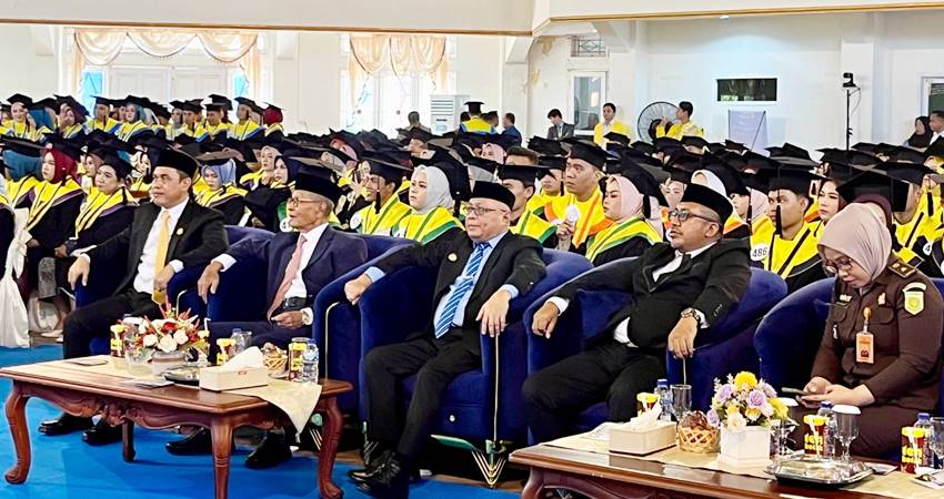 HADIR. Bupati Gorontalo Sofyan Puhi saat duduk didampingi Ketua DPRD Kabupaten Gorontalo Zulfikar Usira saat pelaksanaan wisuda Universitas Gorontalo.