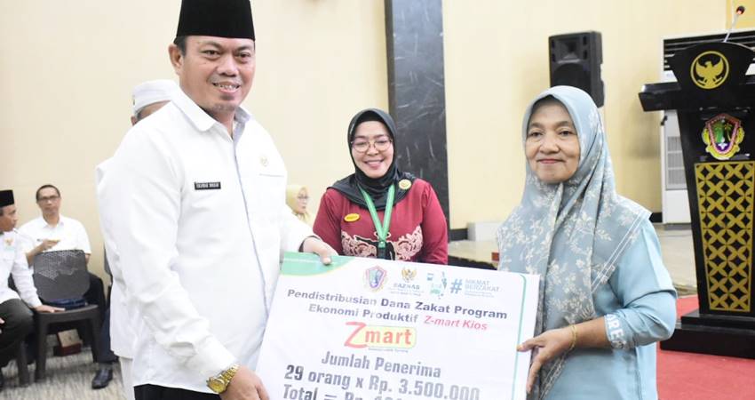 Asisten I Setda Kota Gorontalo, Iskandar Moerad ketika menyerahkan dana zakat program ekonomi produktif BAZNAS Kota Gorontalo.