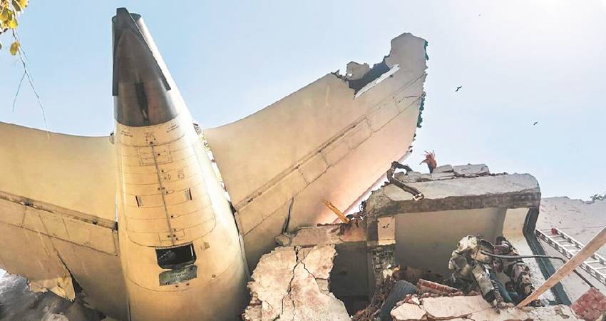 Ekor pesawat Air India yang jatuh pada 12 Juni 2025 lalu. -AFP-
