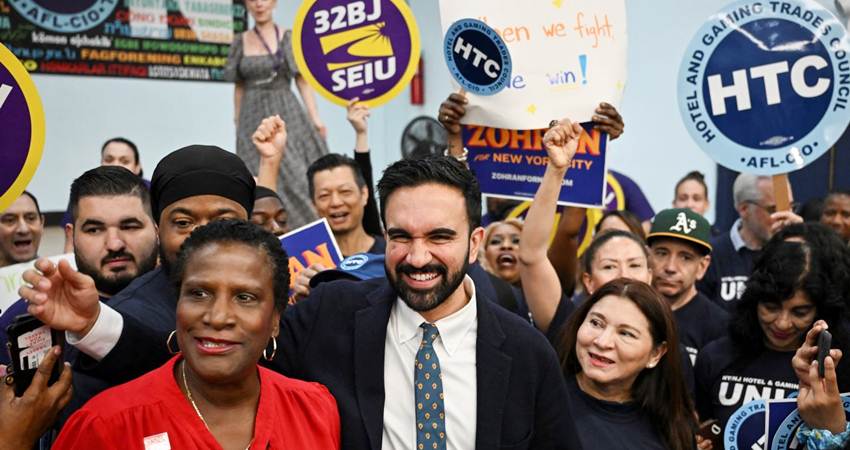 Zohran Mamdani berbicara di depan pendukungnya di New York, 2 Juli 2025. -Angela Weiss-AFP