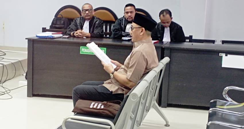 BACAKAN PLEDOI - Mantan Bupati Bone Bolango, Hamim Pou, membacakan nota pembelaan terkait dugaan korupsi kasus Bansos di PN Tipkor Gorontalo, Kamis (17/7). (foto : istimewa)