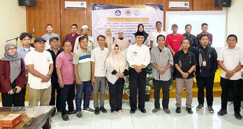 Foto Bersama Camat Dumbo Raya dan KMSB Kelurahan Bugis serta tim PKM UNG. (foto : istimewa)