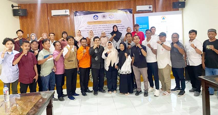 Foto Bersama Narasumber (Lurah Bugis dan BPBD Kota Gorontalo) dan KMSB Kelurahan Bugis serta tim PKM UNG