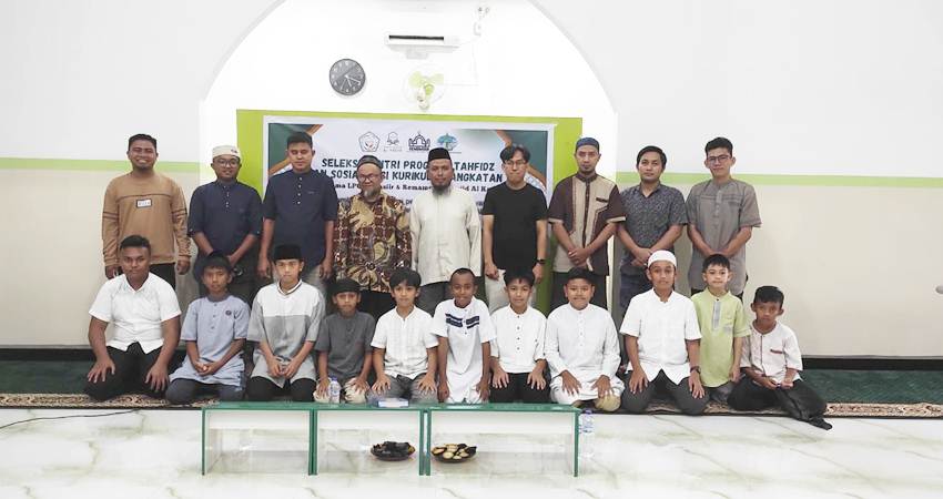 Para Calon Santri Penghafal Qur'an saat berpose dengan para Ustadz usao sosialisasi program menghafal Qur'an