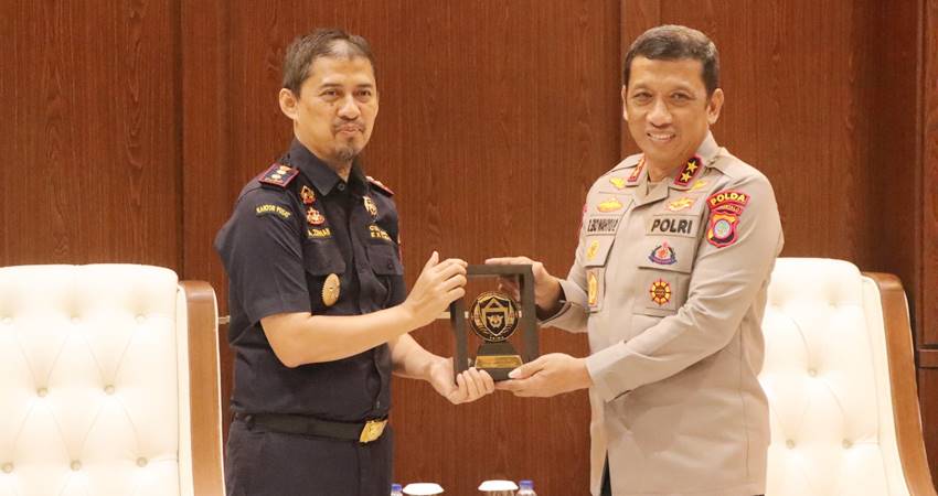 Kapolda Gorontalo Irjen Pol. Drs. R. Eko Wahyu Prasetyo, S.H., menerima audiensi dari jajaran Kantor Wilayah Direktorat Jenderal Bea dan Cukai di Lobby Presisi II Polda Gorontalo, Kamis (03/07/2025).