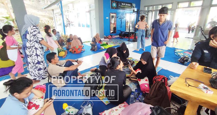 WASPADA TSUNAMI - Warga Kelurahan Leato, Kota Gorontalo mengungsi ke gedung milik Pangkalan TNI Angkatan Laut (Lanal) Gorontalo, Rabu (30/7). (foto : Natha / Gorontalo Post)