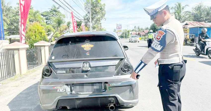 Salah satu mobil yang menggunakan knalpot bising terjaring operasi patuh otanaha 2025 yang digelar Direktorat Lalu Lintas Polda Gorontalo, Rabu (16/7).