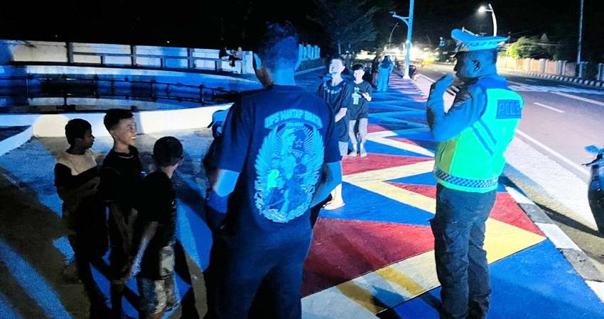 Petugas Satlantas Polres Gorontalo Utara saat melakukan patroli sekaligus membubarkan tongkrongan sekelompok remaja di ruas jalan Trans Desa Molingkapoto Kecamatan Kwandang, Gorontalo Utara.