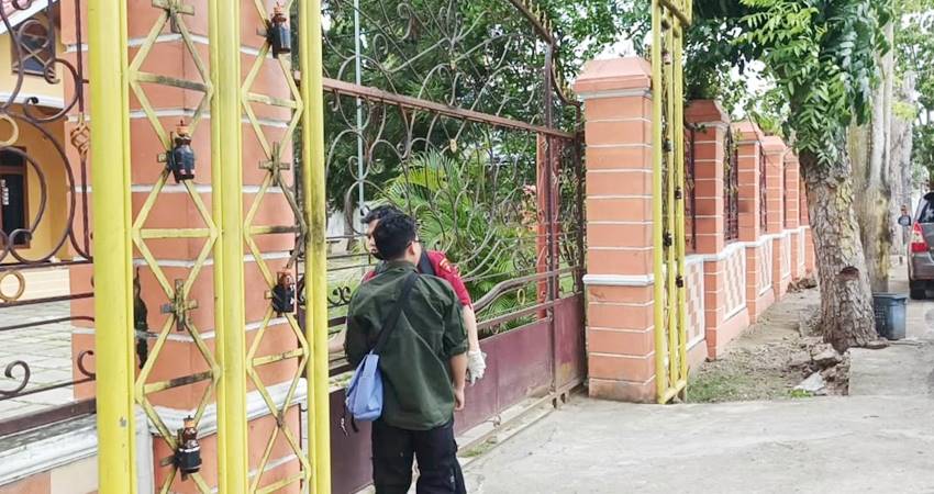 Kondisi rumah eks Walikota Gorontalo Marten Taha yang tertutup rapat saat akan dilakukan penggeledahan oleh tim Pidsus Kejati Gorontalo baru-baru ini