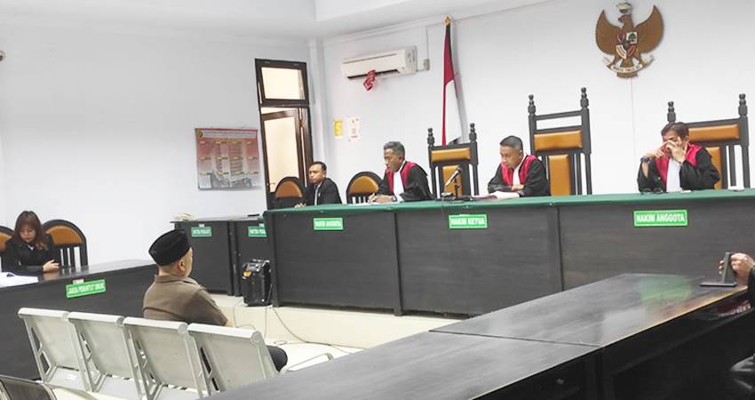 Mantan Bupati Bone Bolango Hamim Pou menjalani sidang tuntutan JPU dalam perkara dugaan korupsi Bansos Bone Bolango di PN Tipikor Gorontalo, Senin (14/7).