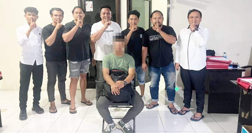 Pelaku penganiayaan berinisial RNSL (22), seorang pelajar/mahasiswa yang berdomisili di Kelurahan Dulalowo Timur, Kecamatan Kota Tengah, Kota Gorontalo.