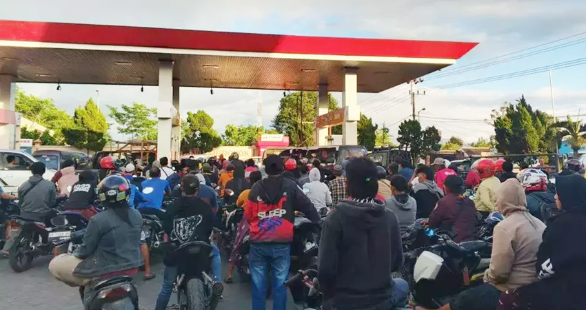 Antrean di salah satu SPBU di Jember. -Berita Satu-