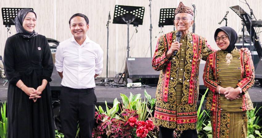 Dahlan Iskan dan Napsiah Sabri bersama Yana Priatna dan istri di acara peringatan 50th Anniversary Dahlan Iskan-Napsiah Sabri di Holiday Inn Bandung, 10 Agustus 2025.-FOTO: MOCH SAHIROL-HARIAN DISWAY-