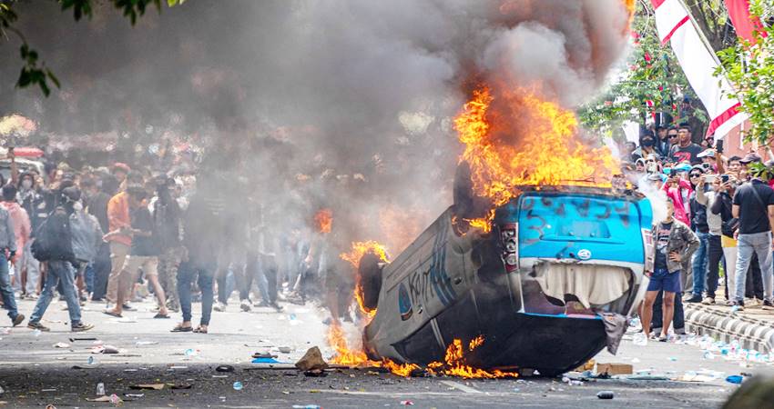 Aksi unjuk rasa besar-besaran menuntut pelengseran Bupati Pati, Sudewo yang berujung anarkis, kemarin (13/8).