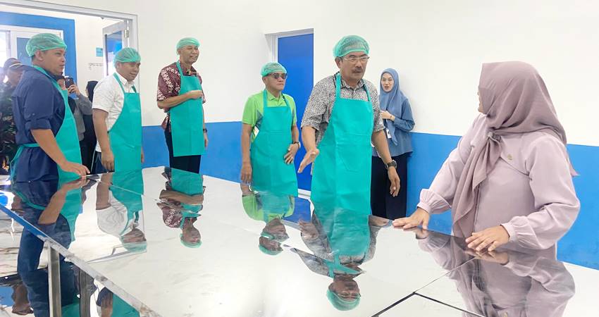 Asisten II Pemkot, saat meninjau langsung fasilitas dapur MBG Wonggaditi Barat, Ahad (10/8/2025). (F. Diyanti/Gorontalo Post)