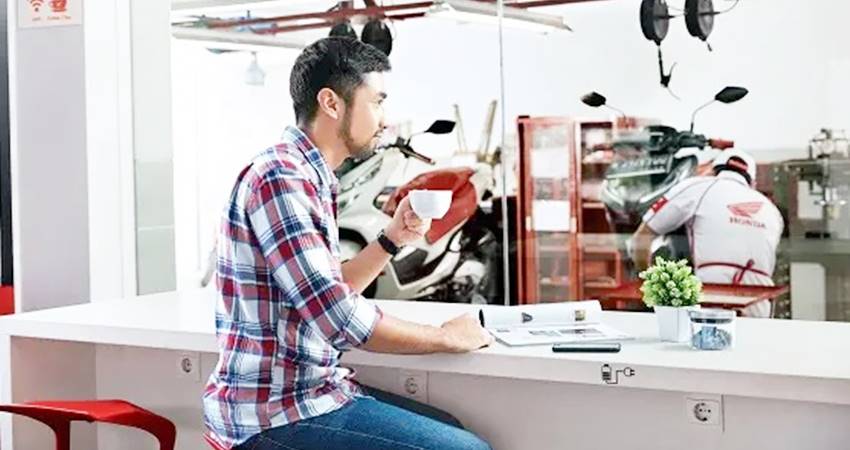 Konsumen bisa menunggu dengan nyamana ketika sepeda motor di servis di bengkel resmi AHASS. (foto : dok / daw)