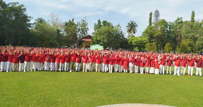FOSE. Wakil Bupati Tony S Yunus didampingi Wakil Ketua TP PKK Venny Anwar, Sekda Sugondo Makmur dan seluruh ASN Kabgor saat foto bersama seusai apel semarak HUT RI ke 80, di halaman kantor Bupati