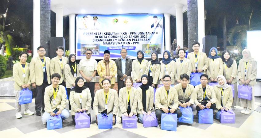 Wali Kota Gorontalo, Adhan Dambea didampingi Sekda Ismail Madjid ketika melakukan foto bersama dengan mahasiswa KKN PPM UGM, Jumat (8/8/2025). (Foto: Prokopim)