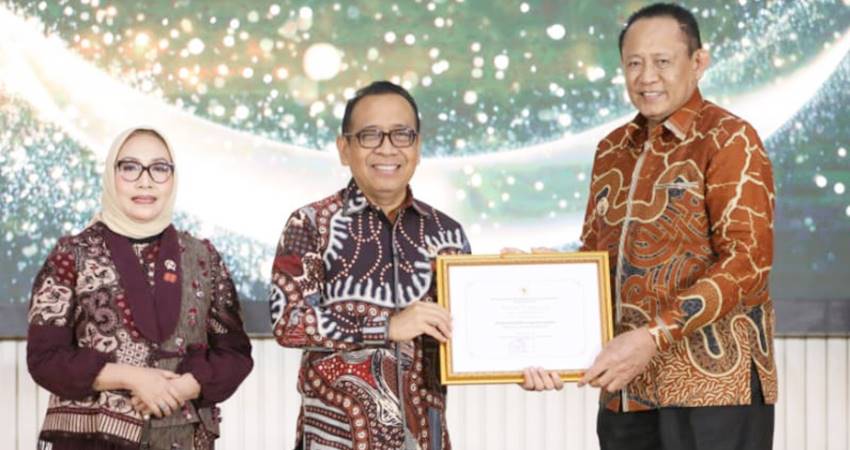 PROVILA 2025 - Gubernur Gusnar Ismail menerima penganugerahan Provinsi Layak Anak (Provila) dari Kementerian PPPA RI, di Jakarta, Jumat (8/8). (foto : istimewa)
